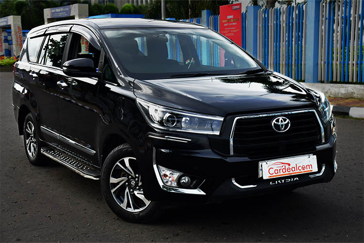 TOYOTA INNOVA CRYSTA 2.4 V MT